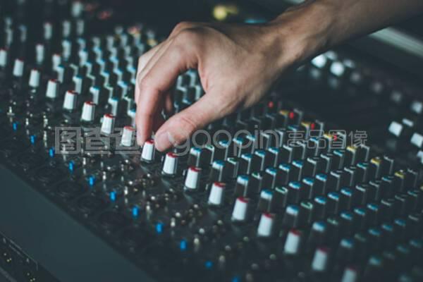 錄音棚混音臺(tái)專業(yè)音樂制作